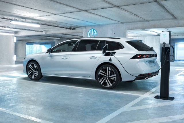 Peugeot 508 Hybrid – 54 km na struju FOTO