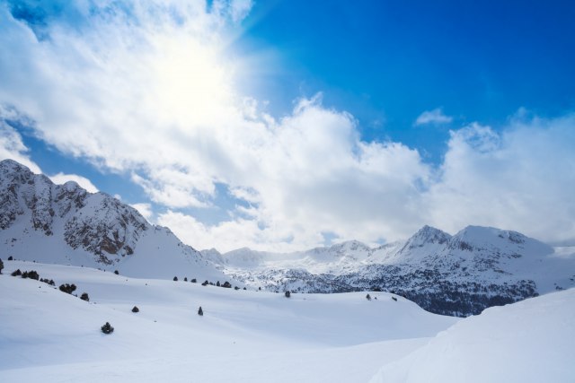 Prvi sneg prekrio skijaške staze u septembru FOTO