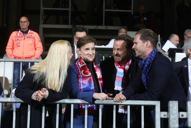 Premijerka Srbije i njena partnerka na utakmici s premijerom Luksemburga i njegovim partnerom