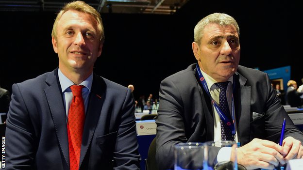 Generalni sekretar Fudbalskog saveza Kosova Erol Salihu (levo) i tadašnji predsednik FSK Fadilj Vokri (desno) na prijemu Kosova u UEFA/Getty Images