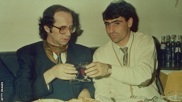 Fadilj Vokri (desno) i politički lider kosovskih Albanaca Ibrahim Rugova (levo) sreli su se u Istanbulu 1992. godine/Getty Images