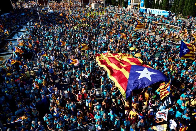 Barselona: Stotine hiljada ljudi na ulicama traži nezavisnost FOTO/VIDEO