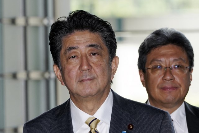 Rekonstrukcija vlade "po japanski": Dodaš dve žene i sina bivšeg premijera da popraviš imidž
