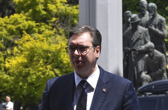 Vucic goes to Pope to "beg him not to recognize Kosovo"