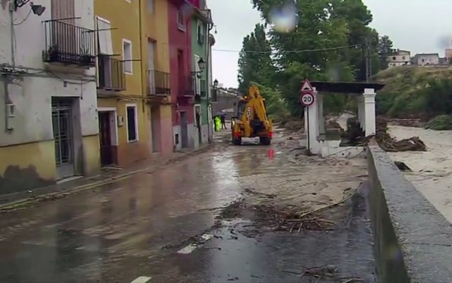Šta se dešava u Španiji? Tornado, poplave, kiše, vozila plivaju, ljudi zarobljeni...VIDEO/FOTO