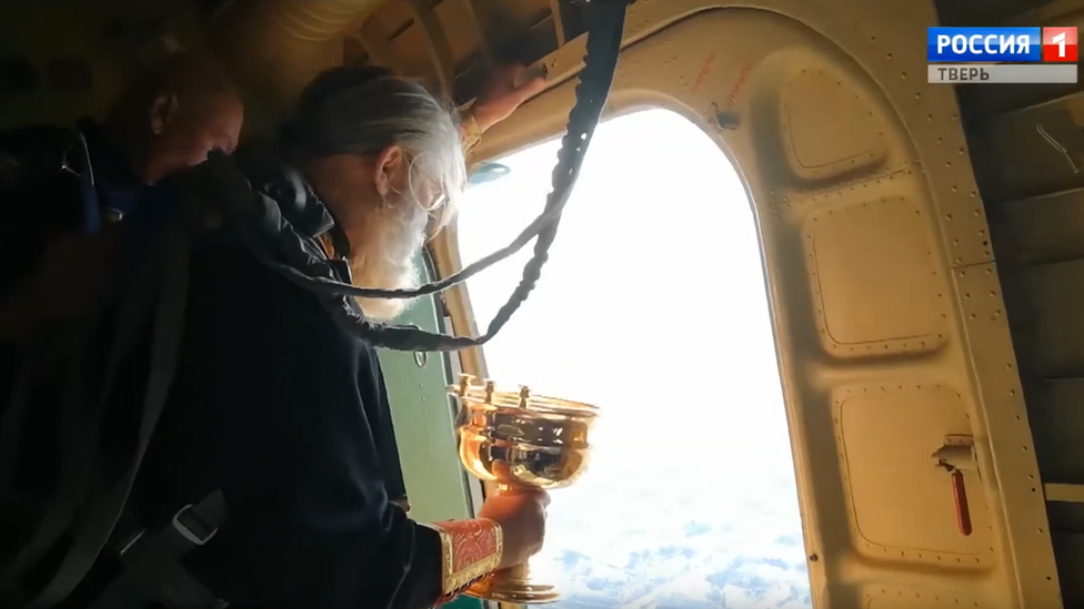 Rusija: Sveštenik vazduhoplovac "posipa&#x201c; grad svetom vodicom