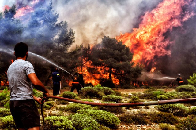 Požari u Grčkoj ne jenjavaju: Desetine vatrogasaca gase vatru u Lutrakiju FOTO/VIDEO