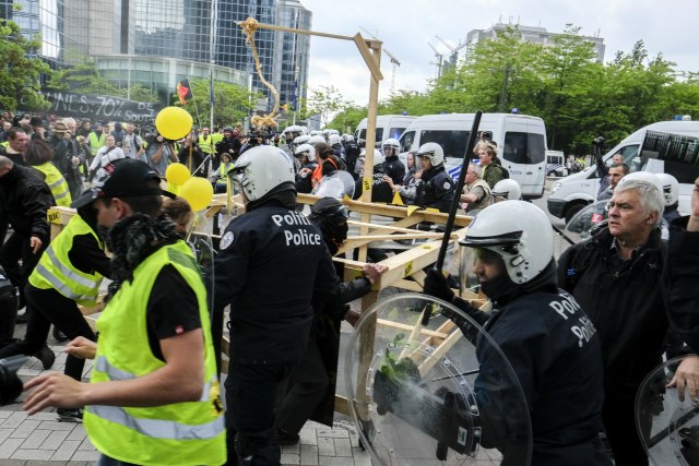 Sukob policije i "Žutih prsluka": Privedeno 35 osoba