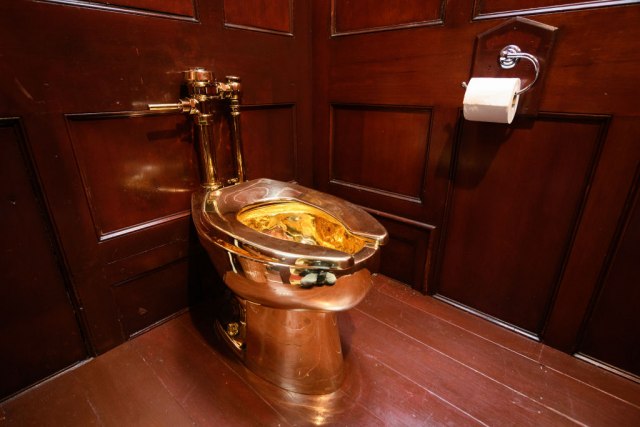 Lopovi iz Čerčilove palate ukrali zlatnu WC šolju od 5 miliona dolara FOTO / VIDEO
