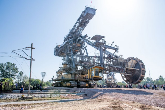 "Glodar" se seli na novu lokaciju: Moæna mašina premešta se na novi kop
