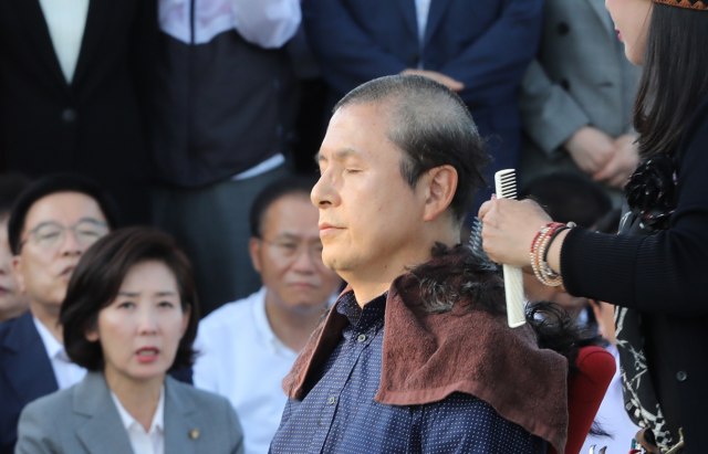 Zašto južnokorejski političari javno briju glave?