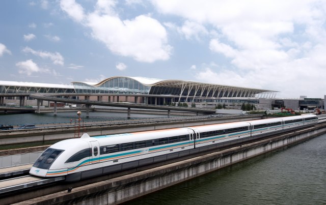 Najbrži voz na svetu: Kineska "munja" brža od japanskog "metka" VIDEO