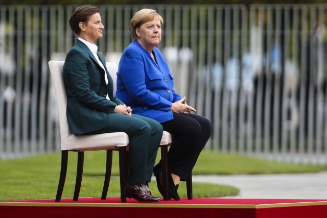 Merkelova doèekala Brnabiæevu uz vojne poèasti FOTO