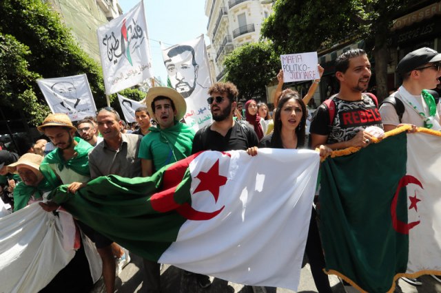 Hiljade ljudi na protestu u Alžiru