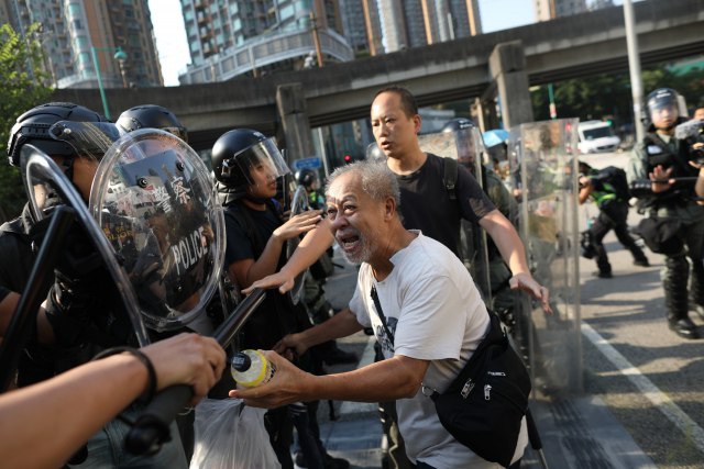 Ponovo kritično u Hongkongu: Rušeni zidovi sa protestnim porukama, policija preti suzavcem