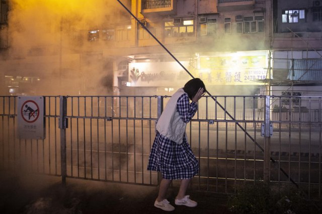 Hongkong: Nasilje na ulicama tokom noæi; policija brani vazdušni saobraæaj