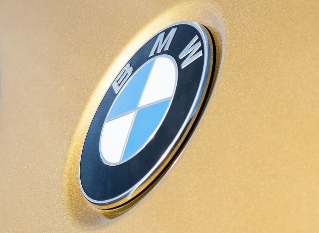 Otkriveno još jedno groblje novih automobila: 3.000 BMW-a propada na parkingu zbog soli