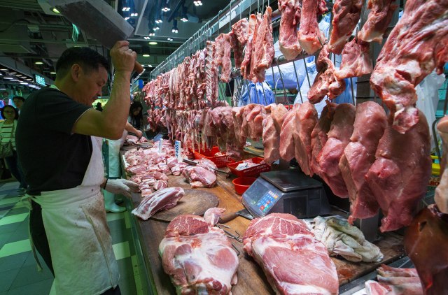 Nestašica svinjetine: Uoèi praznika popunjavaju rafove mesom iz državnih rezervi