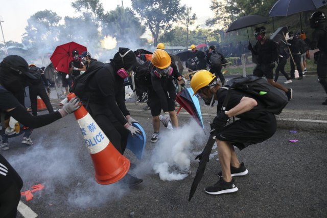 Hongkong: Žestoki sukobi demonstranata i policije VIDEO/FOTO