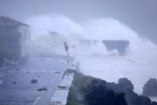 Uragan Lorenco pogodio ostrva u Atlantiku; Reporter B92: Vetar nosi - bukvalno FOTO/VIDEO