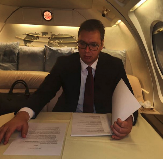 Vučić otputovao u Prag, pripreme u avionu FOTO