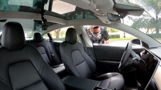 Kome ide kazna kad policija zaustavi Tesla automobil bez vozaèa? VIDEO