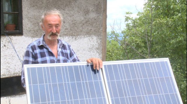 Solarni paneli: Božimir raèun za struju duguje samo Bogu
