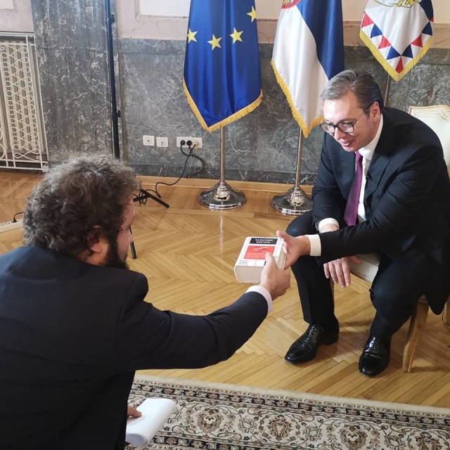 Vučić dobio na poklon albanski rečnik FOTO