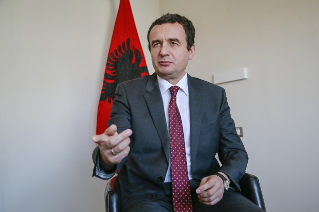 Ambasadori "odbili" Kurtija - nema fotografisanja ispred albanske zastave