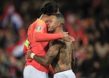 (Tanjug/AP Photo/Peter Dejong)