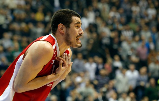 "Delije" vreðale Kaliniæa, ostatak hale zviždao "Delijama"