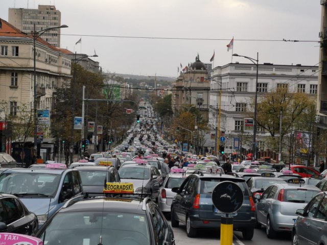 Taksisti protestuju po 12. put, krenuli ka centru Beograda VIDEO