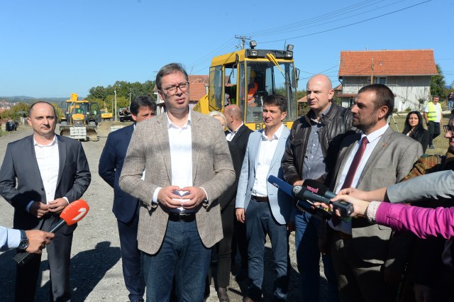 Predsednik Aleksandar Vučić stigao u Toplički okrug, obišao put Blace-Beloljin