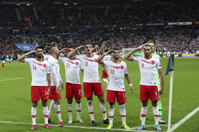 Turci odoleli u Parizu i ostali ispred prvaka sveta