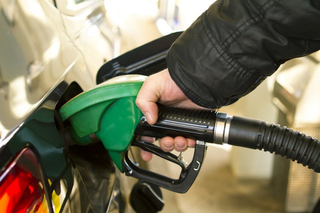 Obradovali vozaèe: Benzin pojeftinio u Crnoj Gori