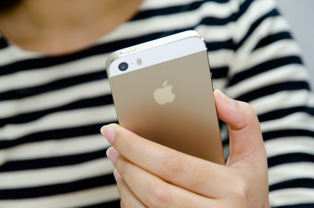 Novi "jeftni" iPhone stiže posle Deda Mraza, poznata cena