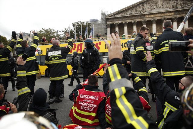 Francuski vatrogasci protestuju na Trgu Republike VIDEO