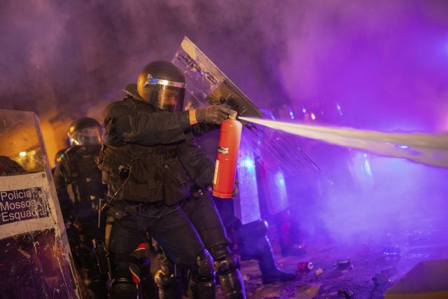 Kritika nasilja na protestu, pohvala policije
