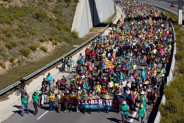 Katalonski separatisti marširaju ka Barseloni FOTO/ VIDEO
