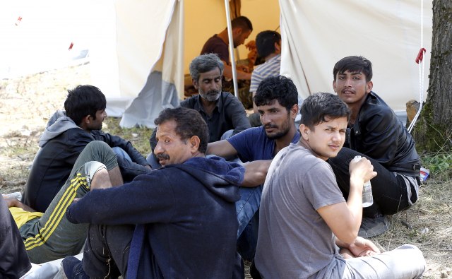 Alarmantno stanje: Migrante iz Bihaæa prebacuju u kamp Vuèjak