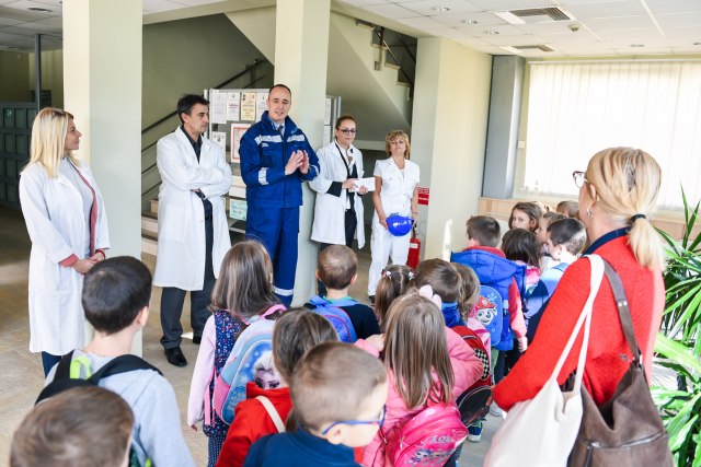 Deca iz vrtiæa "Petar Pan" posetila fabriku Jazak vode