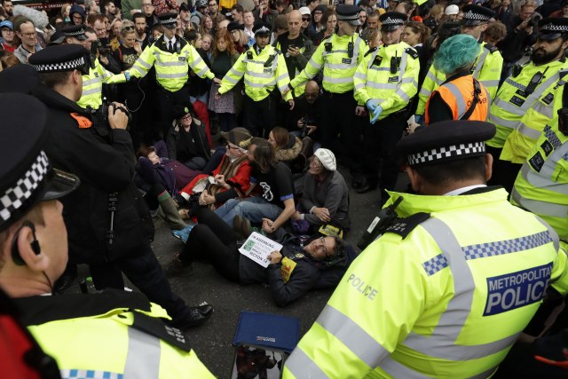 Tako se to radi u Londonu: Besni građani skinuli s voza protestante VIDEO