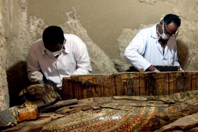 Iskopali 20 drevnih sarkofaga: 