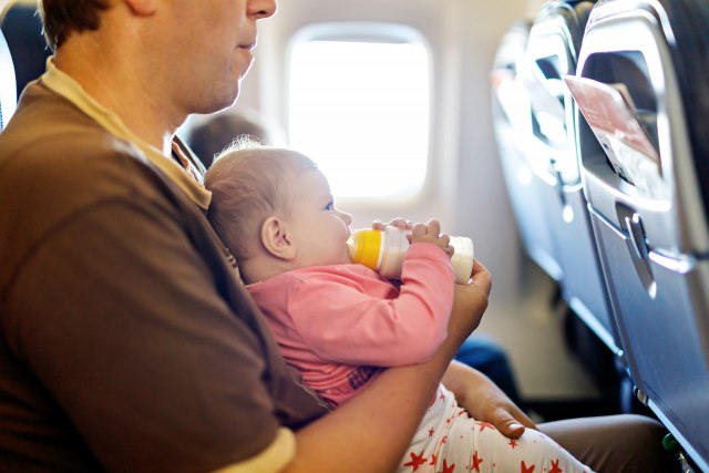 Letenje sa bebom: Evo šta treba znati pre nego što uđete u avion