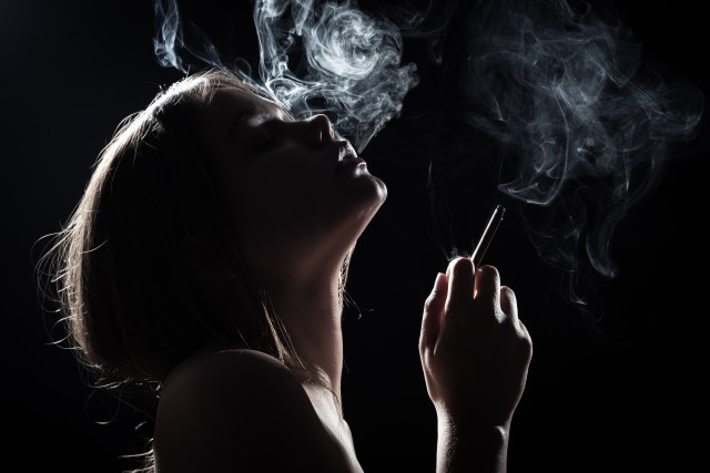 Čik zapali cigaretu: 58 Crnogoraca platiće 15.000 evra zbog pušenja u kafićima