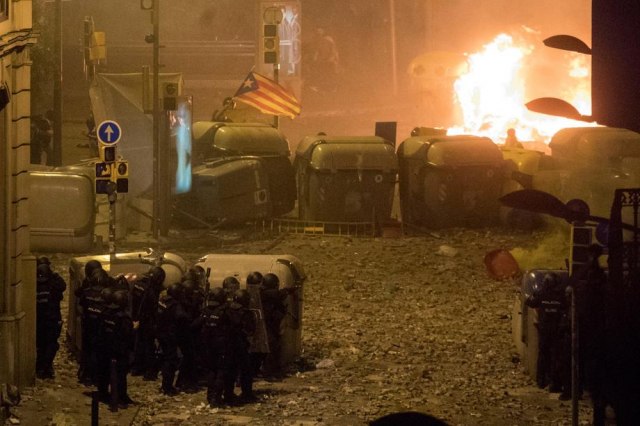 Zaoštravanje sukoba u Barseloni: Ulice gore, policija upotrebila suzavac VIDEO/FOTO