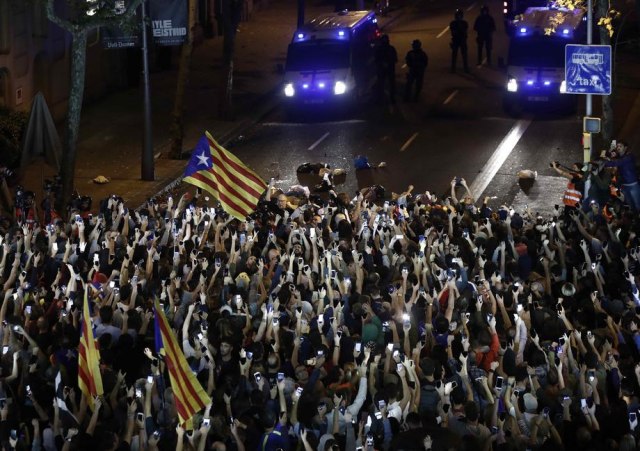 Nastavljeni neredi i sukobi: Separatisti na ulicama Barselone VIDEO