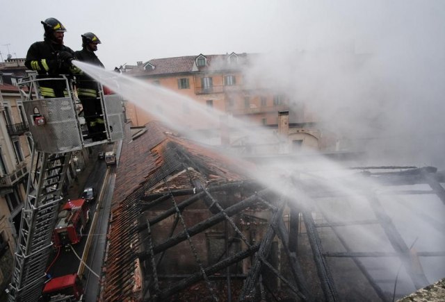 Izgoreo krov istorijske zgrade u Torinu, koja je bila pod zaštitom Uneska FOTO