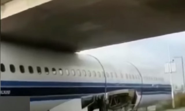 Neverovatna akcija: Avion bi ostao zaglavljen ispod mosta da se nije dosetio ovoga VIDEO