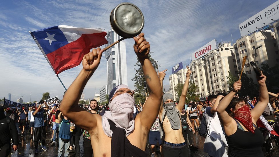 Protesti u Čileu: Pet dana nemira, 15 mrtvih - predsednik najavljuje reforme